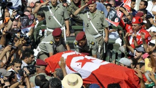 Tunisian soldiers salute as they load the coffin of assassinated opposition leader Mohammed Brahmi during his funeral procession on 27 July 2013 in Tunis. (AFP/Fethi Belaid)