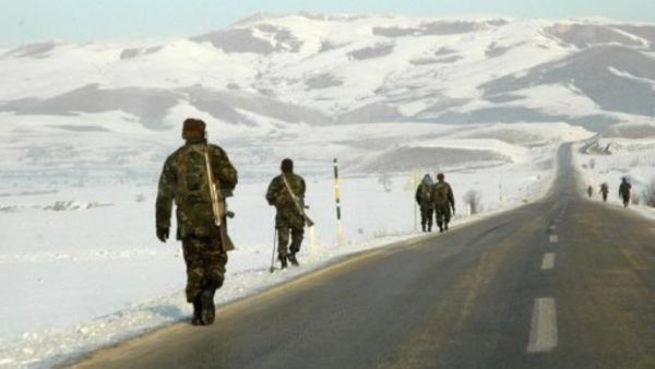 جنود اتراك في دورية راجلة عند الحدود مع العراق