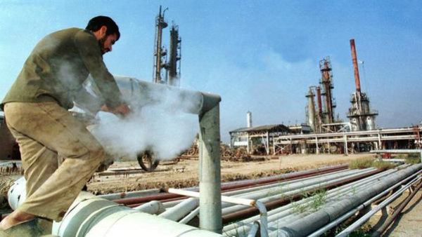 Iraq's Baiji oil refinery in December 1999. (AFP/Karim Sahib)