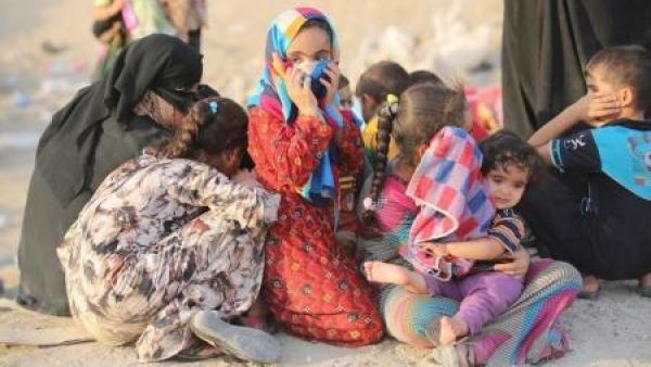 سنة نازحون من قرية قرب الفلوجة يصلون إلى بلدة الخالدية شمالي العاصمة العراقية بغداد هربا من أعمال العنف
