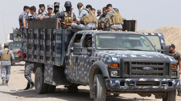Iraqi security forces and paramilitaries deploy, on May 26, 2015, in al-Nibaie area, north-west of Baghdad, during an operation aimed at cutting off Daesh in Anbar province before a major offensive to retake the city of Ramadi. (AFP/Ahmad al-Rubaye)