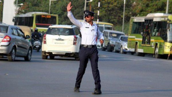 العراق: شرطي مُرور يتعرض للضرب من قبل مكافحة الشغب.. والداخلية تتدخل!