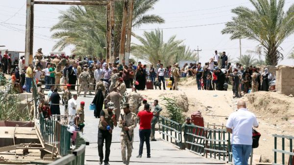 Iraqi families flee the violence in Ramadi. (AFP/Sabah Arar)