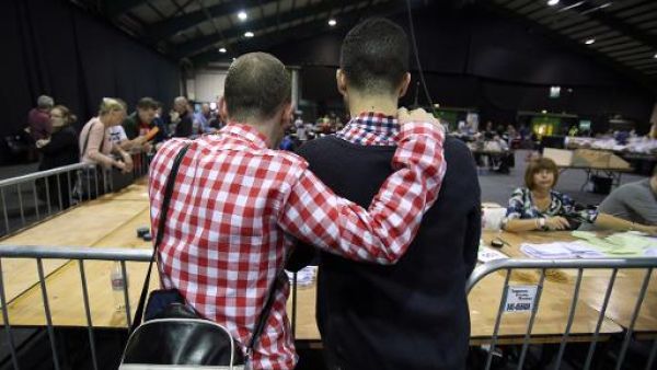 استفتاء تاريخي في ايرلندا لاجازة زواج المثليين
