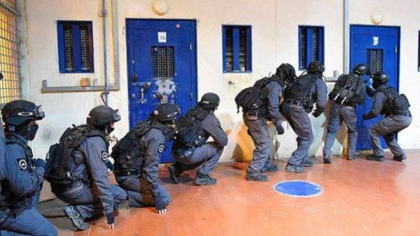 مواجهات محدودة اندلعت بين الجنود وعشرات الشبان في محيط قبر يوسف