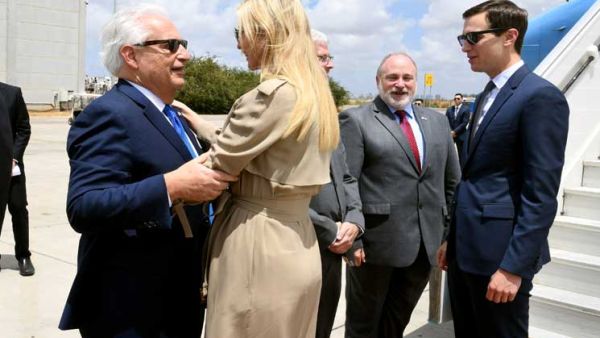 “إيفانكا ترامب” ابنة الرئيس الأمريكي دونالد ترامب، وزوجها جاريد كوشنير (مستشار ترامب) يصلان تل أبيب