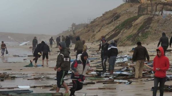 إنقاذ ستة صيادين مصريين وفقدان سابع، بعد قذف الرياح والأمواج قاربهم إلى شواطئ غزة