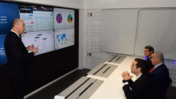 نتنياهو مع نظيره اليوناني والرئيس القبرصي