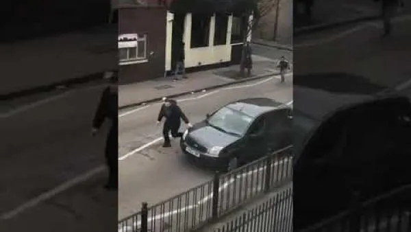 مجهولون يهاجمون حشدا من المسلمين بالعصي والمطارق أمام أحد المساجد شرقي لندن