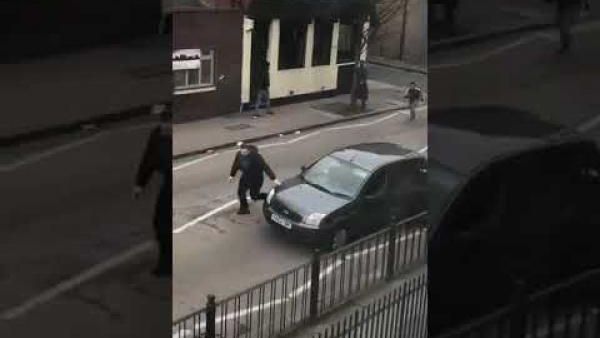 مجهولون يهاجمون حشدا من المسلمين بالعصي والمطارق أمام أحد المساجد شرقي لندن