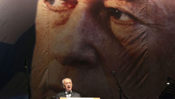 بيريز يتحدث في الذكرى الخامسة عشرة لاغتيال رابين-أ.ف.ب