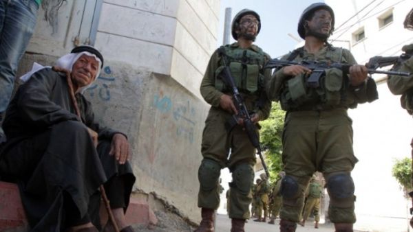 Israeli troops conduct a search operation in Tapuah, a Palestinian village near the southern West Bank city of Hebron, June 2014.  (AFP/Hazem Bader)