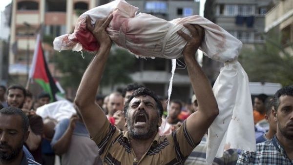 Palestinian man hold his child killed by Israeli Army fire (AFP/File Photo)	