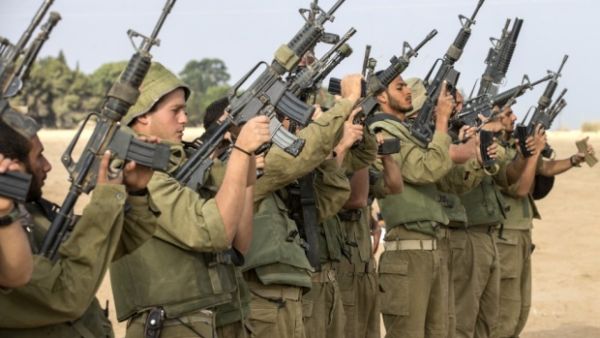 Israeli soldiers check their weapons on Israel-Gaza border (AFP/File Photo)	