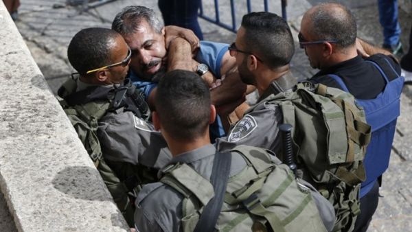 الاحتلال اعتقل 15 فلسطينيا الخميس من الضفة والقدس 