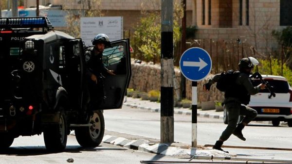 مواجهات عنيفة اندلعت بين عشرات الشبان وبين قوة عسكرية داهمت منطقة بلاطة