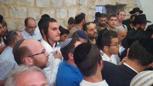 آلاف المستوطنين اقتحموا منطقة "قبر يوسف" فجرا 