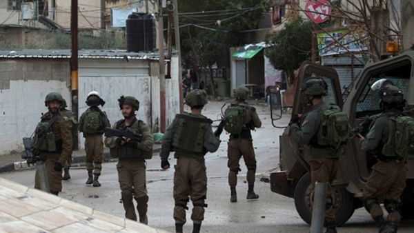 ينفذ جيش الاحتلال الإسرائيلي حملات اعتقال ليلية في الضفة الغربية 