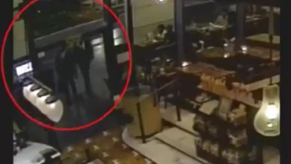 المنفذان ارتديا بدلات رسمية ونجحا بالتمويه - فيسبوك
