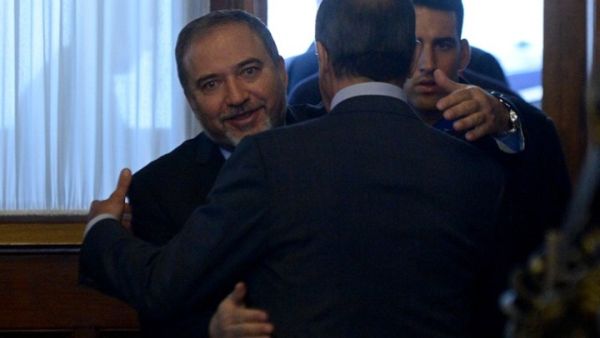 سيتولى ليبرمان حقيبة الدفاع خلفا لموشيه يعالون - أ ف ب