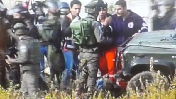 صورة للشاب ملقى على الارض والجنود يمنعون طواقم طبية من اسعافه