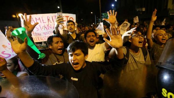 الآلاف يتظاهرون في البيرو ضد العفو عن الرئيس السابق فوجيموري
