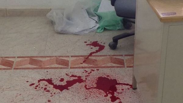 طالب يطعن معلم