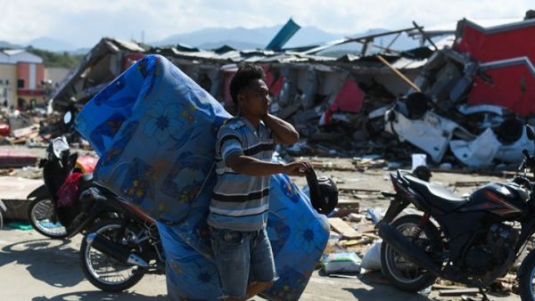 أكثر من 830 قتيلا بتسونامي إندونيسيا والسلطات تطلب المساعدة
