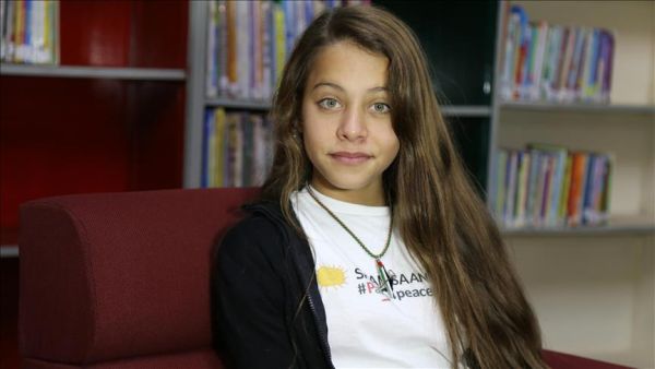 تُزين "جنى"، حديقة منزلها، بمخلفات قنابل الغاز المسيل للدموع 