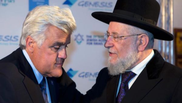 Leno (L) speaks with Israeli former Chief Rabbi Meir Lau (R) before Leno hosts the Genesis Prize ceremony in Jerusalem. (Vosizneias.com)