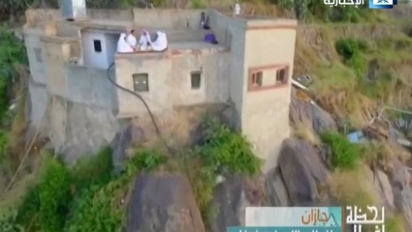 إفطار صائمين على حافة جبل في السعودية..فيديو