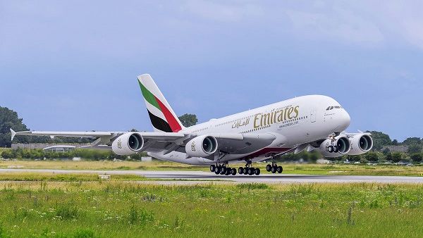 طائرة الإمارات A380 تخدم رحلات للناقلة إلى كل من روما ونابولي.