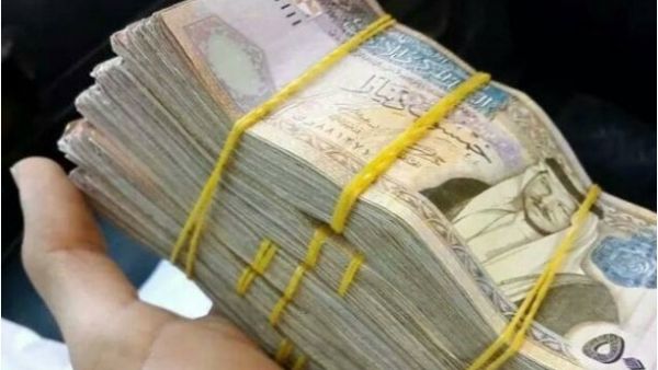 الأردن:إمرأة توزع 50 دينار لكل شخص تقابله في طريقها..والسبب! 