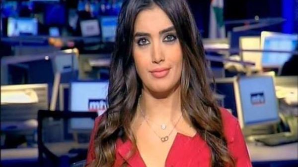 مذيعة اخبار لبنانية تقرأ خبر اباحي