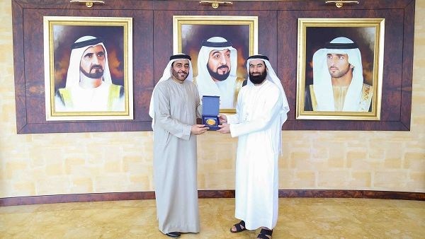 منصور العور، رئيس جامعة حمدان بن محمد الذكية، وعبدالله بن زايد الفلاسي، مدير عام دائرة الموارد البشرية لحكومة دبي.