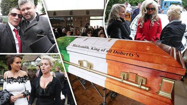 جنازة أم احتفال؟ راقصات في جنازة والد الملاكم بادي دوهيرتي!
