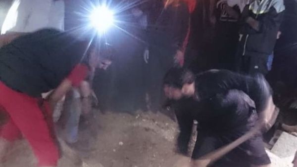لحظة فتح قبر السيدة من قبل أبنائها ومواطنين 