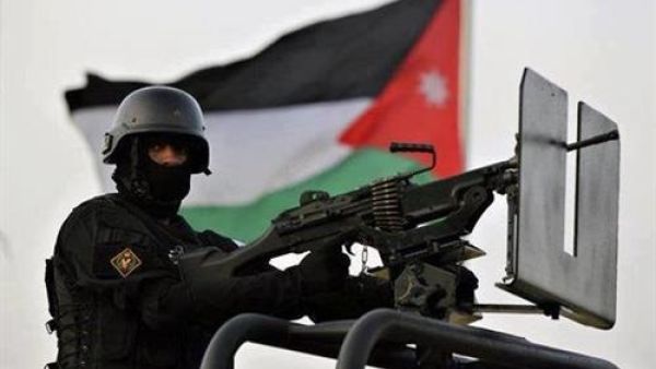 الـ 800 هم من عناصر الخوذ البيضاء (الدفاع المدني في مناطق المعارضة سابقا)