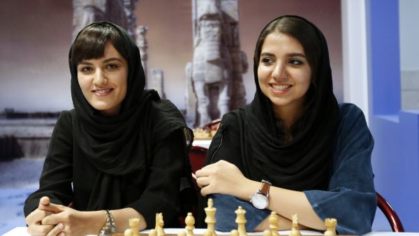 Iranian chess players Mitra Hejazipour (L) and Sara Khademalsharieh play at the Chess Federation in the capital Tehran on October 10, 2016. (AFP photo)
