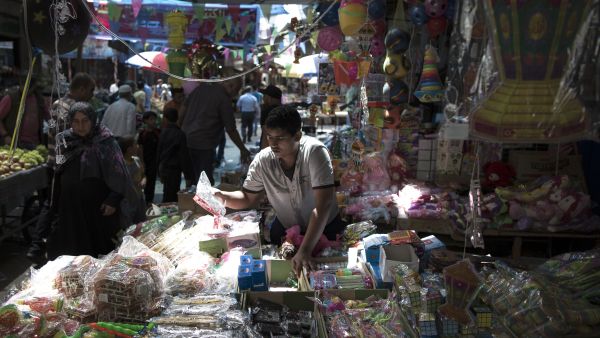 More than 1.5 billion Muslims around the world will start to celebrate Ramadan the first week of June, during which observant Muslims fast from dusk to dawn. (AFP photo)