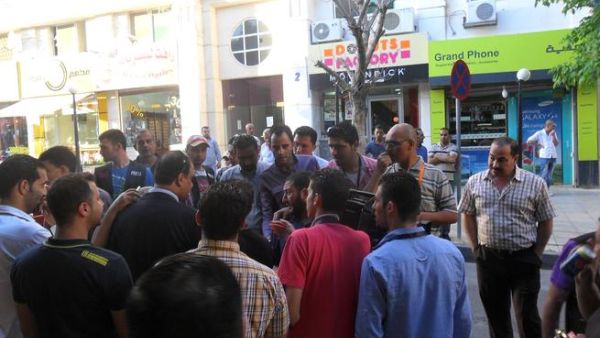  إشتباك لفظي بين طاقم الجزيرة ومدير مكتب فضائيتي الدنيا وسما السوريتين