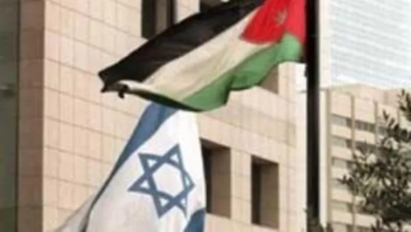 العلمان الأردني والإسرائيلي في موقع السفارة الإسرائيلية بالعاصمة عمان