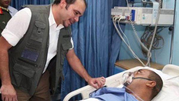 الامير علي بن الحسين يزور احد الجرحى عند سقوط صاروخ غراد على العقبة الاثنين