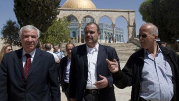 المجالي (وسط) خلال زيارته للقدس