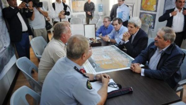 كيري برفقة وزير الخارجية الاردني ناصر جودة في مخيم الزعتري/أ.ف.ب