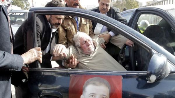 انصار احد المرشحين يحاولن مساعدة مسن لايصاله الى مركز اقتراع للتصويت/أ.ف.ب