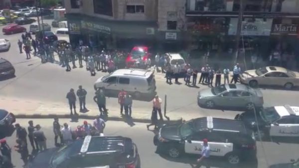 دوريات امنية في محيط موقع مطاردة المتهمين بارتكاب الجريمة