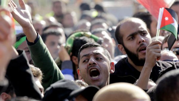 متظاهرون ضد قرارات الحكومة رفع اسعار المشتقات النفطية/عمان/أ.ف.ب