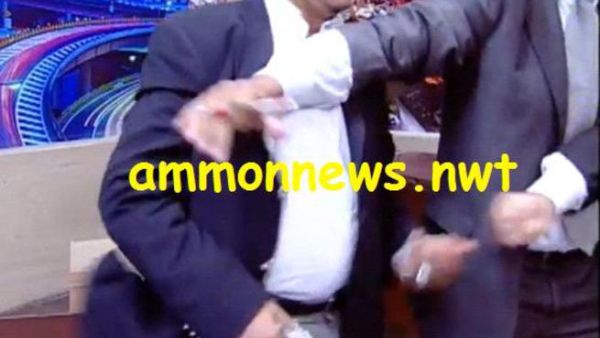 النائب الشوابكة مظهرا مسدسه/الصورة عن موقع عمون النائب الشوابكة مظهرا مسدسه/الصورة عن موقع عمون