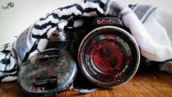 الملثمون يخبرون عناصر الحاجز بأن هذا الشخص مشتبه به أم لا